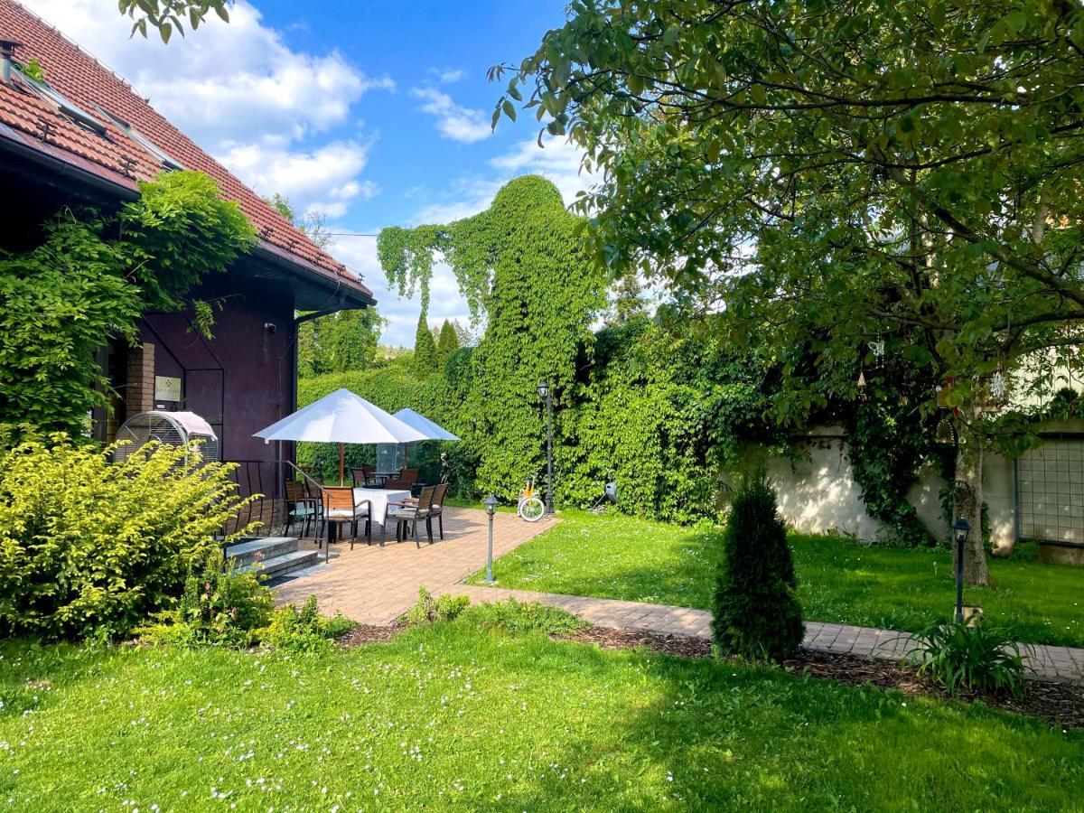 Art Pension Dans Le Parc Banska Bystrica Bagian luar foto